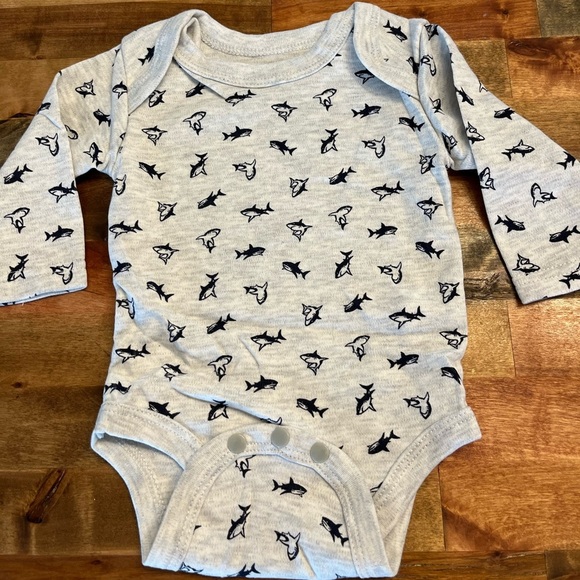 NWT Newborn long sleeve onesie set light grey with blue sharks. Onesie, hat, bib - Picture 3 of 4